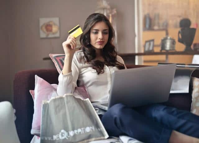 mujer comprando en línea